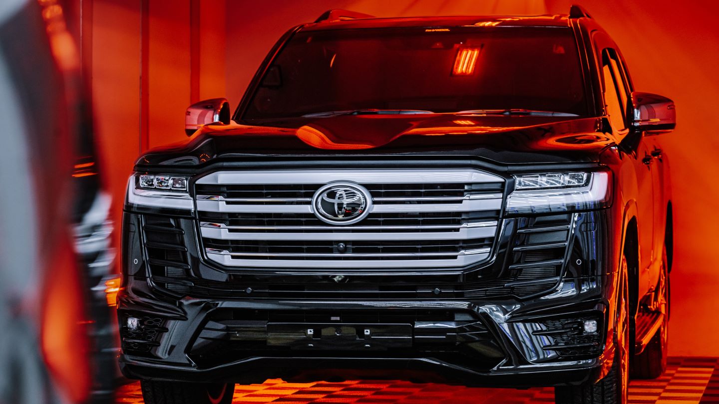 Elektromobilių era stabtelėjo: kodėl „Toyota“ vėl renkasi vidaus degimo variklius?