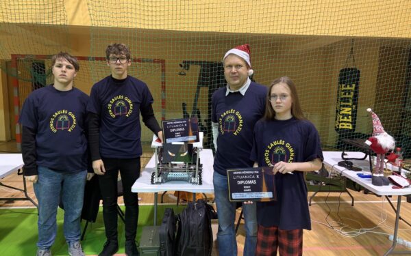 Utenos „Saulės“ gimnazijos komanda kuria robotikos istoriją