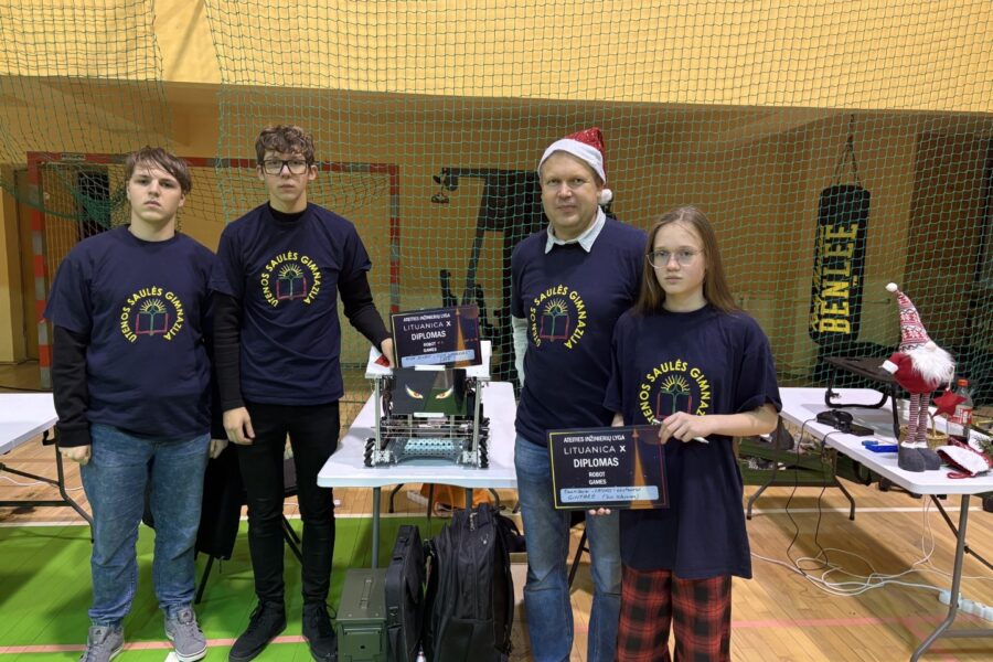 Utenos „Saulės“ gimnazijos komanda kuria robotikos istoriją