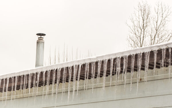 Svarbus įspėjimas gyventojams: primenama apie pareigą saugiai prižiūrėti pastatų stogus žiemą