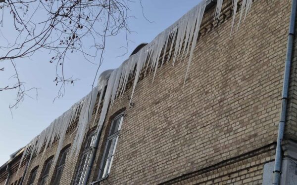 Ant stogų tykojantis pavojus: varvekliai ir sniego masės gali tapti nelaimės priežastimi