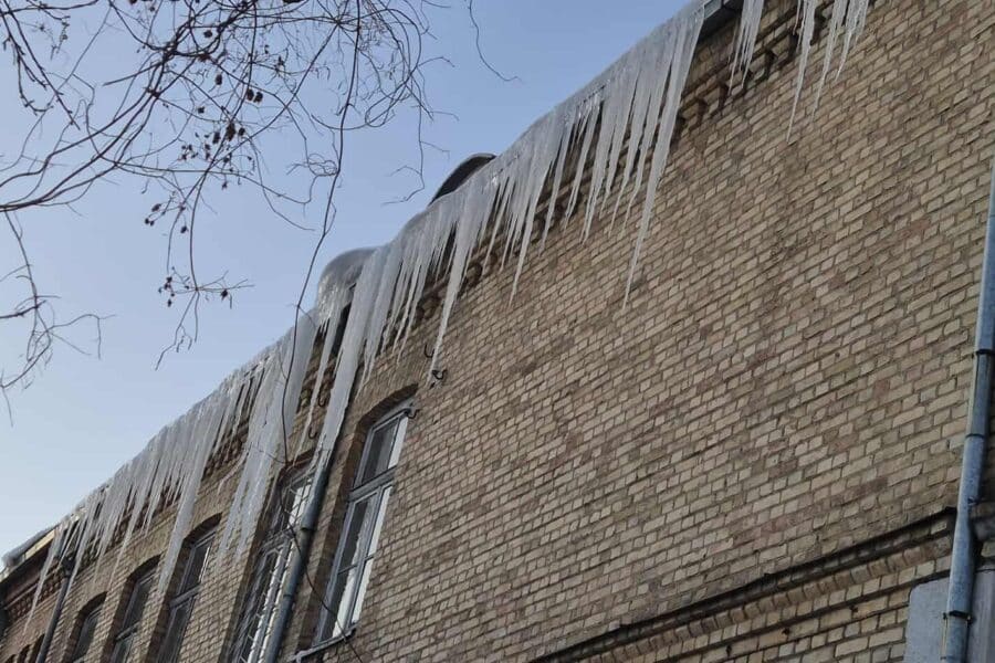 Ant stogų tykojantis pavojus: varvekliai ir sniego masės gali tapti nelaimės priežastimi