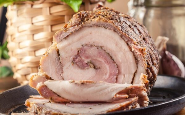 Burnoje tirpstanti sukta šoninė: paprastas priedas šį suktinį padarys itin sultingą