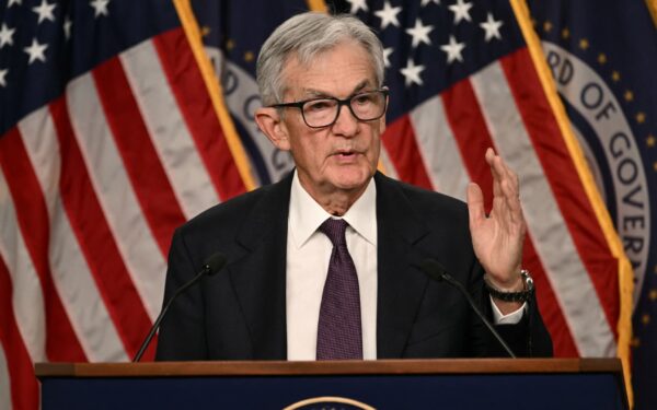 Powellas lieka, nafta brangsta, o akcijos raudonuoja: štai kaip karas Artimuosiuose Rytuose kirs per kišenę