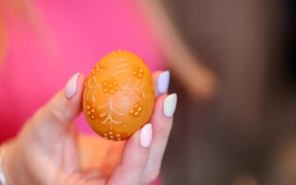 Kauno rajono savivaldybėje surengta velykinių kiaušinių marginimo pamoka