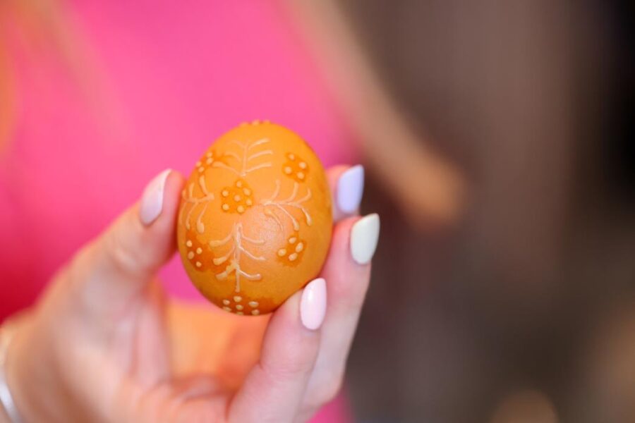 Kauno rajono savivaldybėje surengta velykinių kiaušinių marginimo pamoka