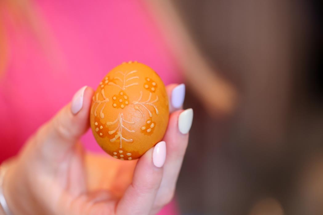 Kauno rajono savivaldybėje surengta velykinių kiaušinių marginimo pamoka