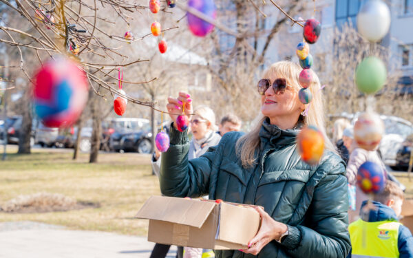 Šimtai vaikų margino miestą: Alytaus Senamiesčio skverą papuošė margučiai