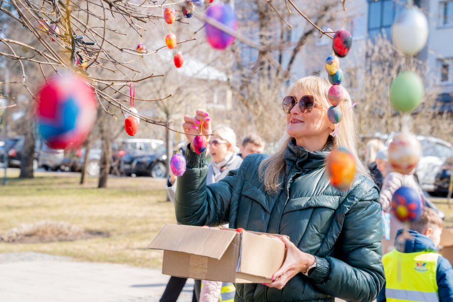 Šimtai vaikų margino miestą: Alytaus Senamiesčio skverą papuošė margučiai