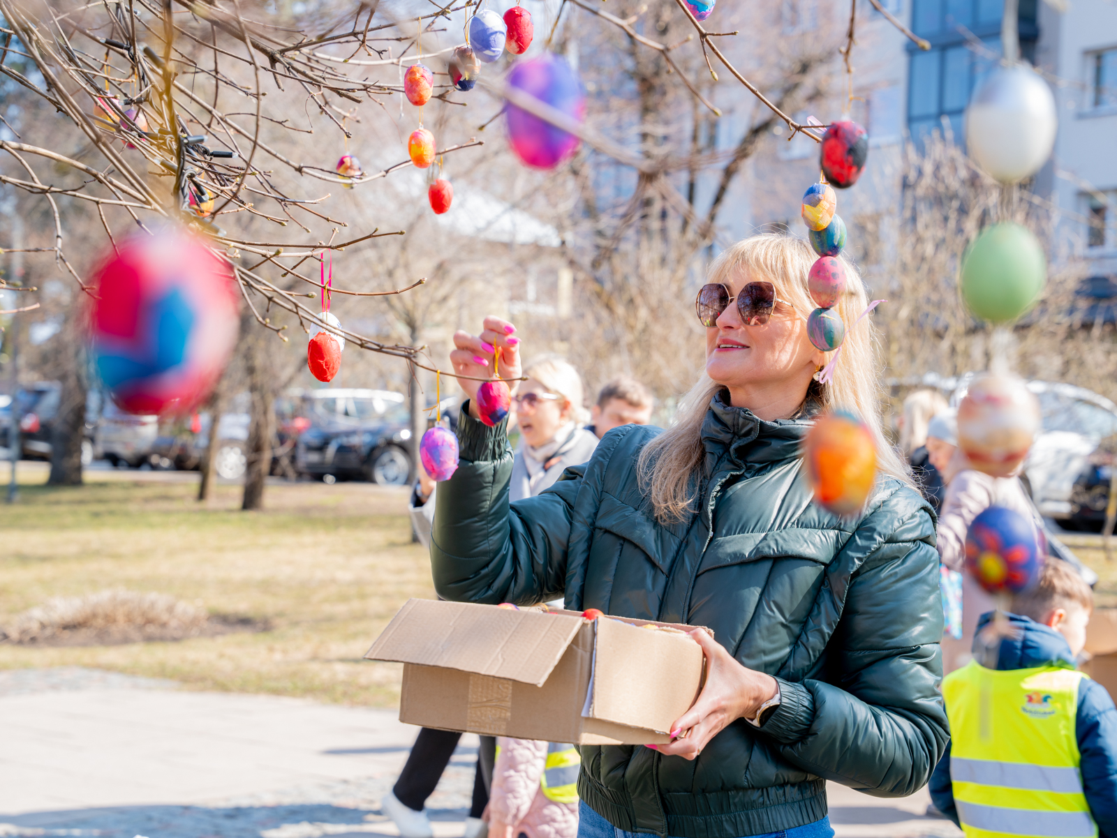 Šimtai vaikų margino miestą: Alytaus Senamiesčio skverą papuošė margučiai