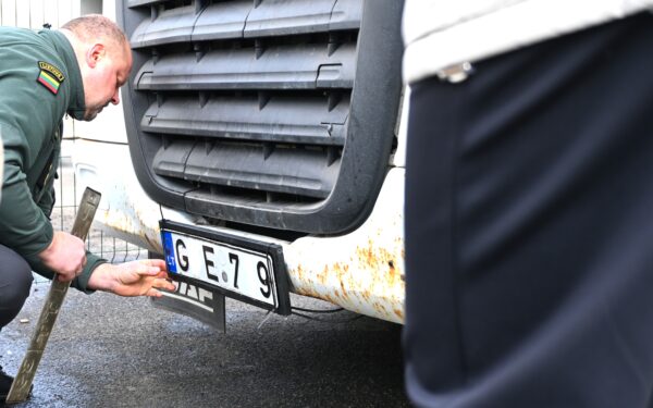 Sankcijų Rusijai apėjimo schema subliuško: Medininkuose sulaikyti vilkikai su dvigubais numeriais