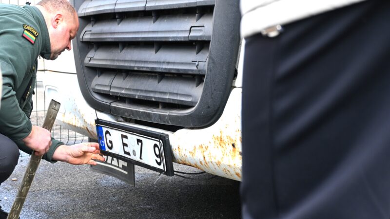 Sankcijų Rusijai apėjimo schema subliuško: Medininkuose sulaikyti vilkikai su dvigubais numeriais