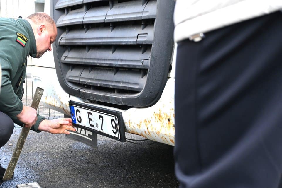 Medininkuose sulaikyti į Rusiją vaisius gabenę vilkikai. ELTA nuotr.