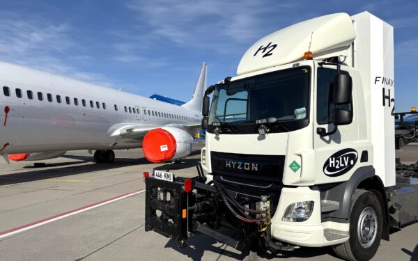 Kauno oro uostas testuoja ateities technologijas: išbandytas vandeniliu varomas sunkvežimis