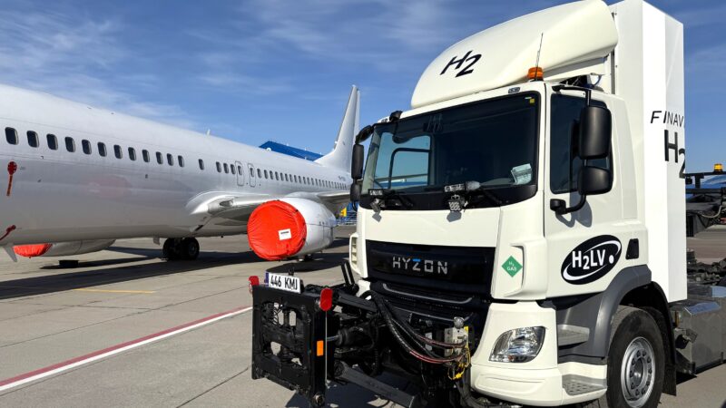 Kauno oro uostas testuoja ateities technologijas: išbandytas vandeniliu varomas sunkvežimis