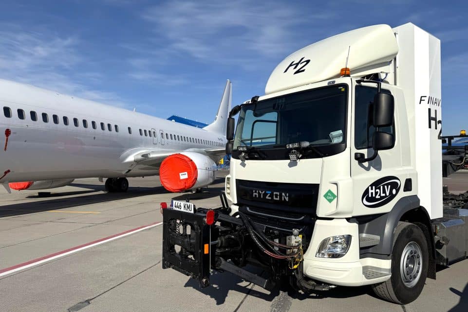 Kauno oro uostas. Vandenilinis sunkvežimis. ELTA nuotr.