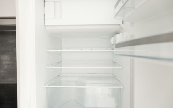 Šaldytuvas vėl bus baltas: ši pigi  priemonė jį atnaujins per 20 minučių