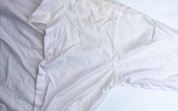 Geltonos dėmės pažastyse išnyks akimirksniu: prireiks vieno produkto iš virtuvės