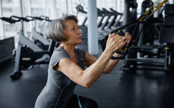 Krenta kas trečias senjoras: paprasti pusiausvyros pratimai po 50 metų gali pagerinti kasdienę savijautą