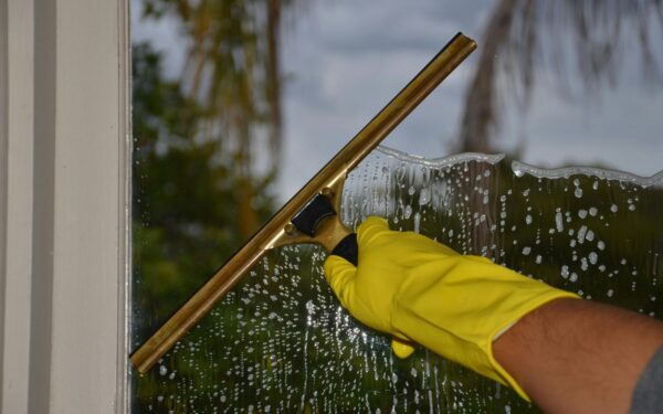 Langų plovimas be jokių dryžių: į vandenį įpilkite šio produkto ir stiklai spindės