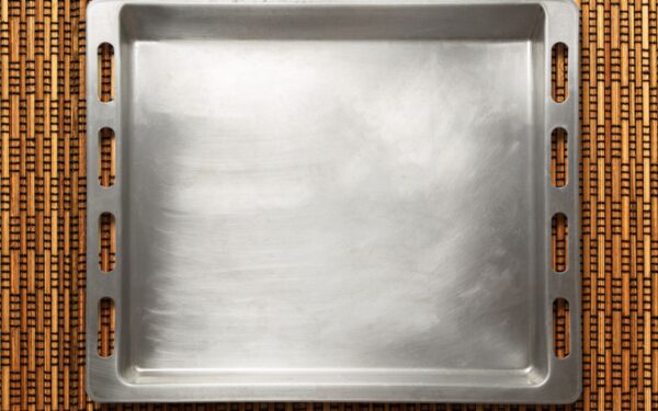 Pamirškite varginantį šveitimą: kaip per 30 minučių išvalyti prikepusią skardą?