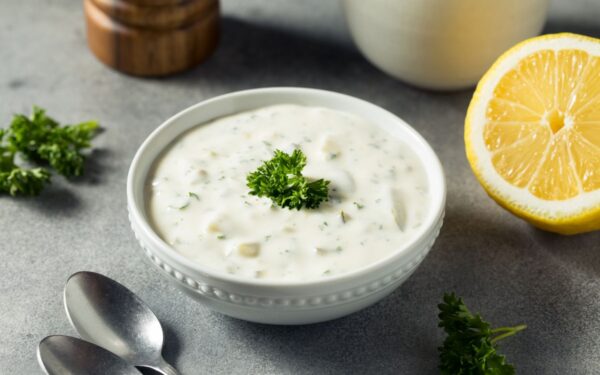 Pamirškite pirktinius padažus: šis naminis totoriškas padažas papuoš jūsų Velykų stalą