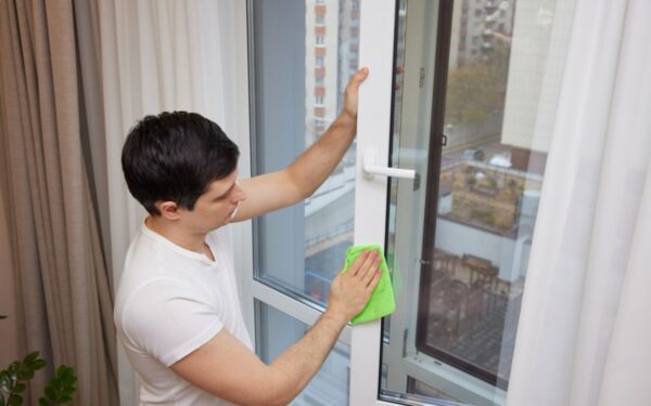 Langų rėmai vėl bus balti: šiuo naminiu mišiniu langų rėmus išvalysite iki spindesio