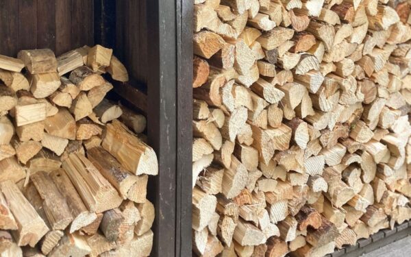 Sausos malkos ir idealiai tvarkingas kiemas: kaip įsirengti malkinę, kuri tarnaus dešimtmečius?