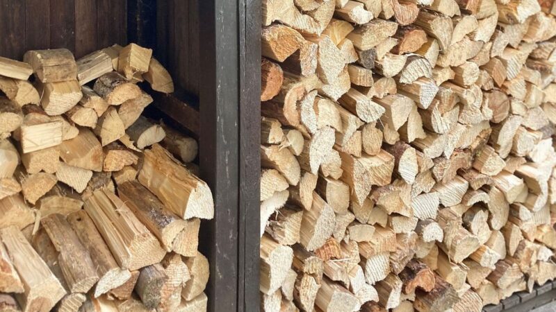 Sausos malkos ir idealiai tvarkingas kiemas: kaip įsirengti malkinę, kuri tarnaus dešimtmečius?