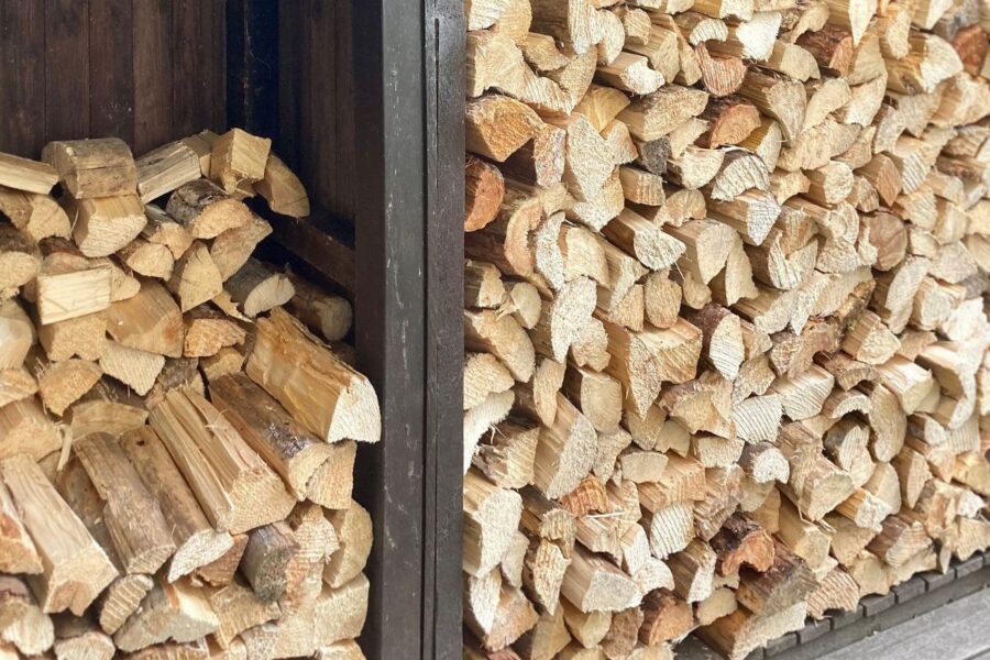 Sausos malkos ir idealiai tvarkingas kiemas: kaip įsirengti malkinę, kuri tarnaus dešimtmečius?