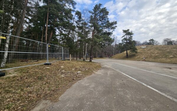 Klaipėdiečiai pasipiktino užtvertu taku į Girulių mišką, sureagavo ir meras