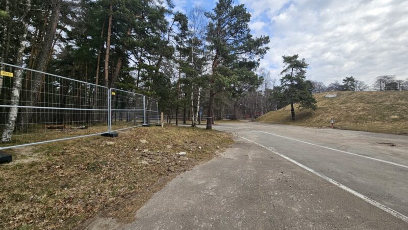 Klaipėdiečiai pasipiktino užtvertu taku į Girulių mišką, sureagavo ir meras