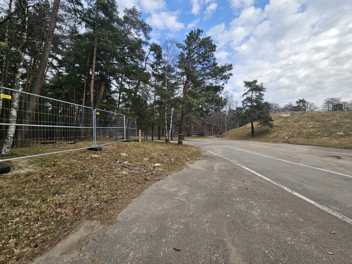 Klaipėdiečiai pasipiktino užtvertu taku į Girulių mišką, sureagavo ir meras
