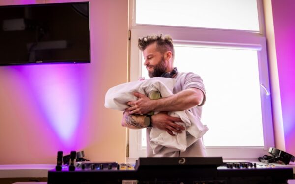 Jonavoje užfiksuotas neeilinis įvykis: pirmagimį pasitiko grojant gyvai leidžiamai muzikai