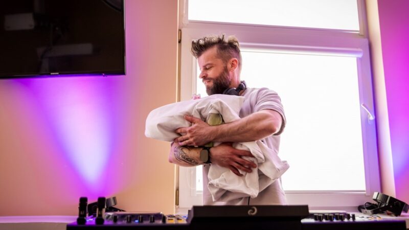 Jonavoje užfiksuotas neeilinis įvykis: pirmagimį pasitiko grojant gyvai leidžiamai muzikai