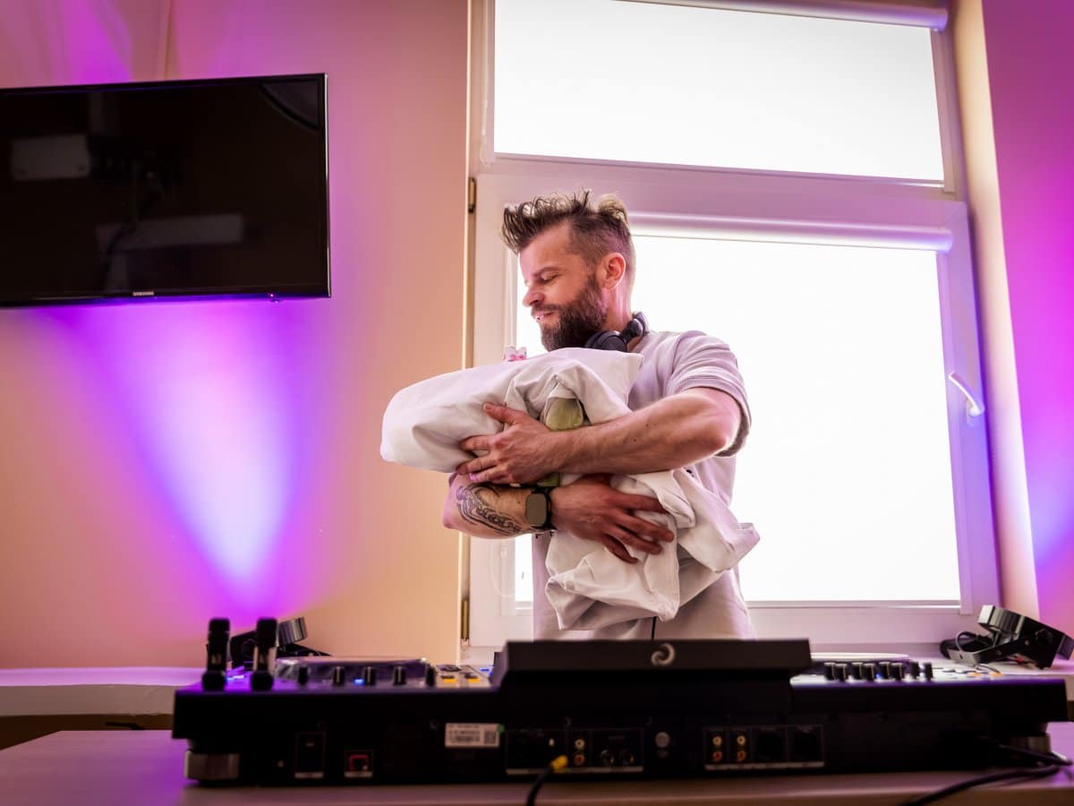 Jonavoje užfiksuotas neeilinis įvykis: pirmagimį pasitiko grojant gyvai leidžiamai muzikai