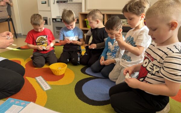 Vilniaus rajone vaikai leidosi zuikučio pėdsakais, štai kaip atpažino pavasario ženklus