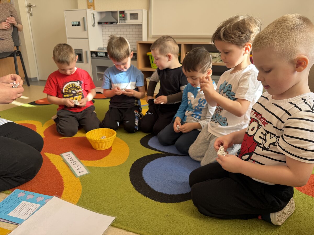 Vilniaus rajone vaikai leidosi zuikučio pėdsakais, štai kaip atpažino pavasario ženklus