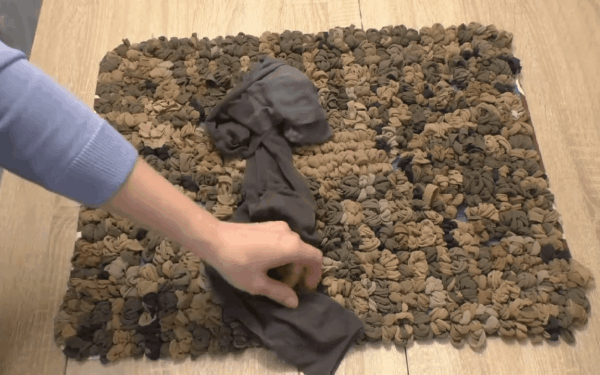 Pamirškite brangius kilimėlius: štai kaip senas pėdkelnes paversti minkšta namų puošmena