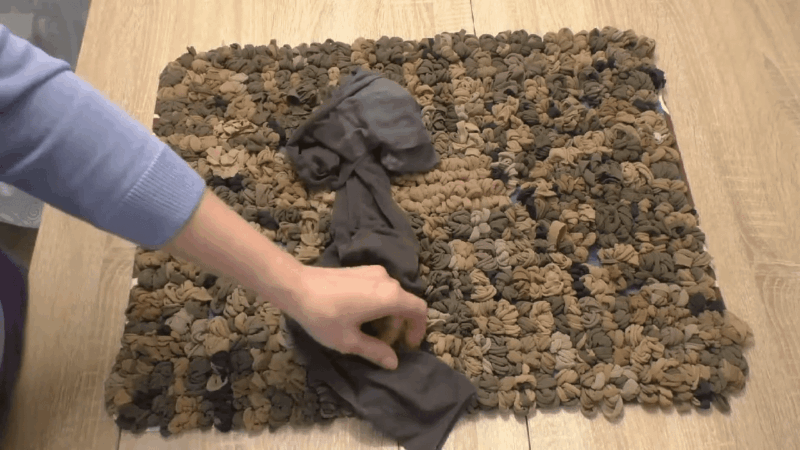 Pamirškite brangius kilimėlius: štai kaip senas pėdkelnes paversti minkšta namų puošmena