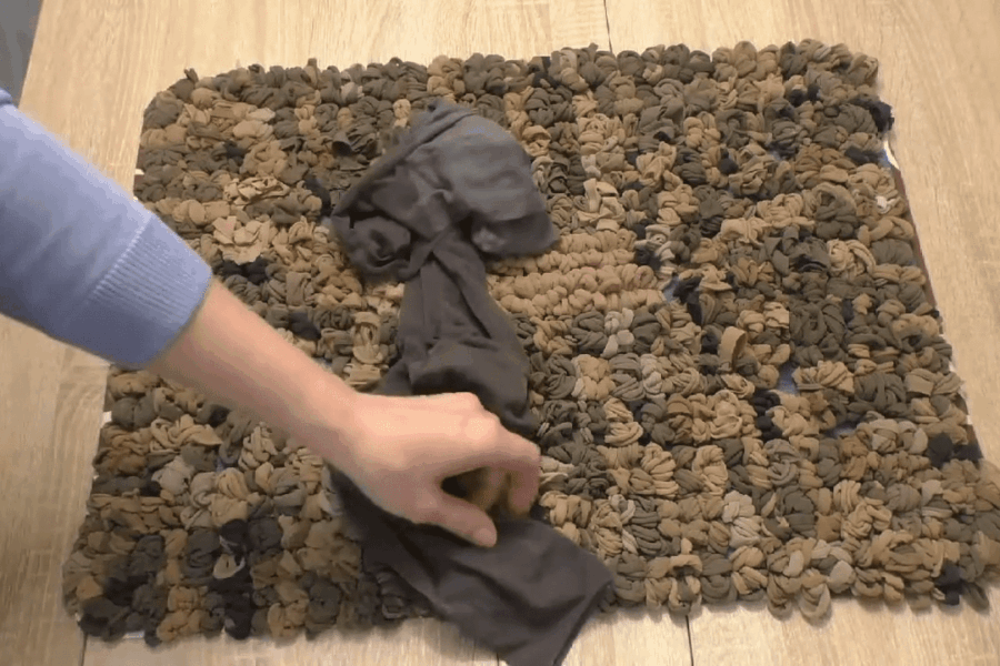 Pamirškite brangius kilimėlius: štai kaip senas pėdkelnes paversti minkšta namų puošmena