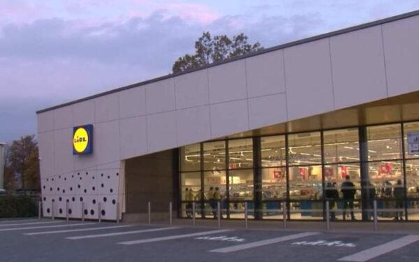 „Lidl“ plečiasi: atidaryta nauja parduotuvė, prekybos tinklų kova įsibėgėja
