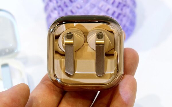Naujieji „Galaxy Buds 4“ nustebino ekspertus: patobulintas garsas ir papildomos funkcijos