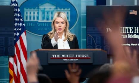 Baltieji rūmai kaltina Bideną nemokamai tiekus ginklus Ukrainai. EPA-ELTA