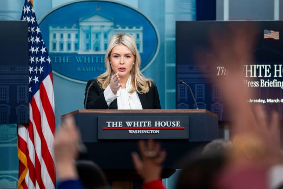 Baltieji rūmai kaltina Bideną nemokamai tiekus ginklus Ukrainai. EPA-ELTA