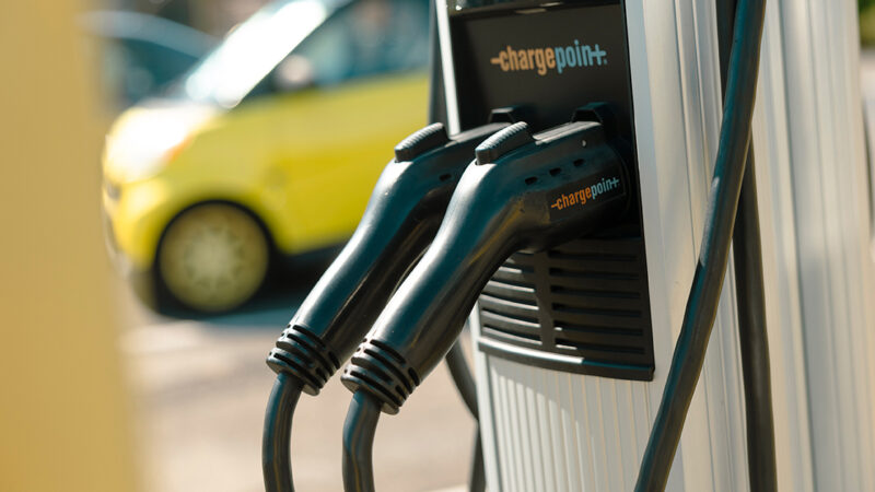 Dideli pokyčiai keliuose: degalinėse gali atsirasti privalomos įkrovimo stotelės