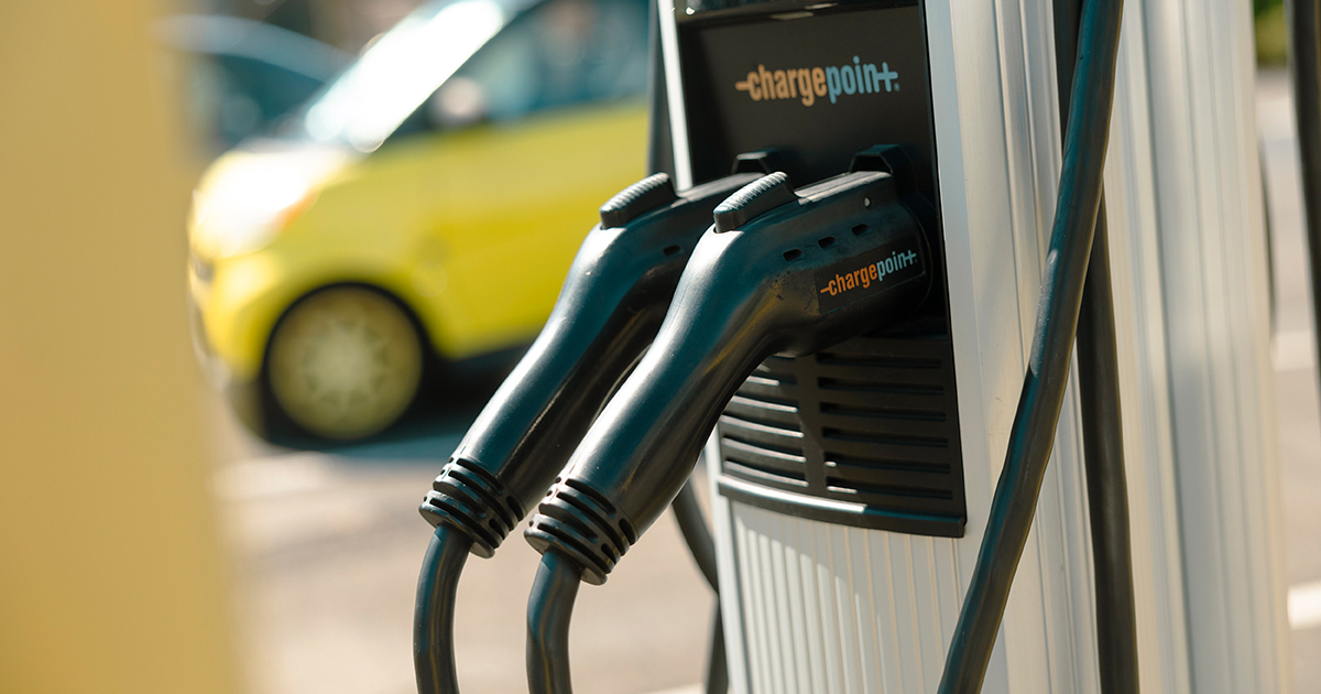 Degalų kainos daro savo: lietuviai vis dažniau renkasi elektromobilius