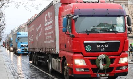 Nuo Seimo, grojant gedulingai muzikai, pajudėjo vilkikų, apkabintų laidotuvių vainikais, eilė. Dainiaus Labučio (ELTA) nuotr.