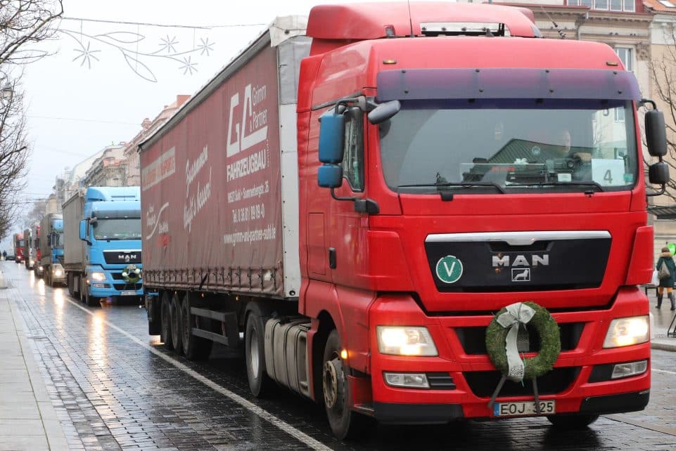 Nuo Seimo, grojant gedulingai muzikai, pajudėjo vilkikų, apkabintų laidotuvių vainikais, eilė. Dainiaus Labučio (ELTA) nuotr.