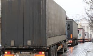 Nuo Seimo, grojant gedulingai muzikai, pajudėjo vilkikų, apkabintų laidotuvių vainikais, eilė. Dainiaus Labučio (ELTA) nuotr.